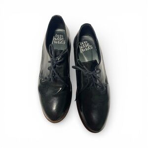 Un Paso Más Black Patent Leather Lace-Up Shoes